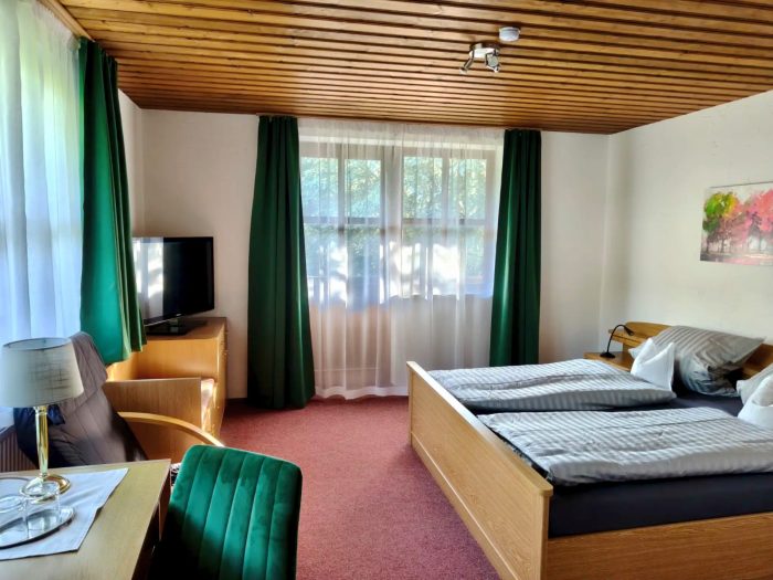 Gemütliches Bett mit warmem Licht der Nachttischlampe